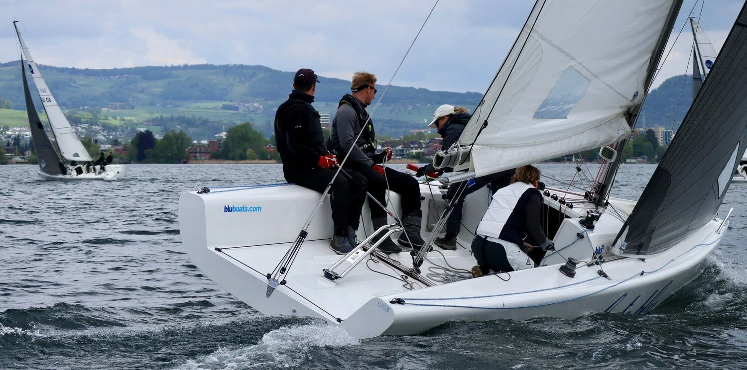 Segeln hochkant am blu26 Cup Zug
